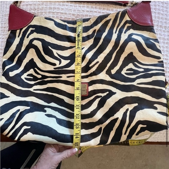 Vintage Dooney & Bourke Black and Cream Shoulder Bag with Zebra Print - Picture 5 of 14